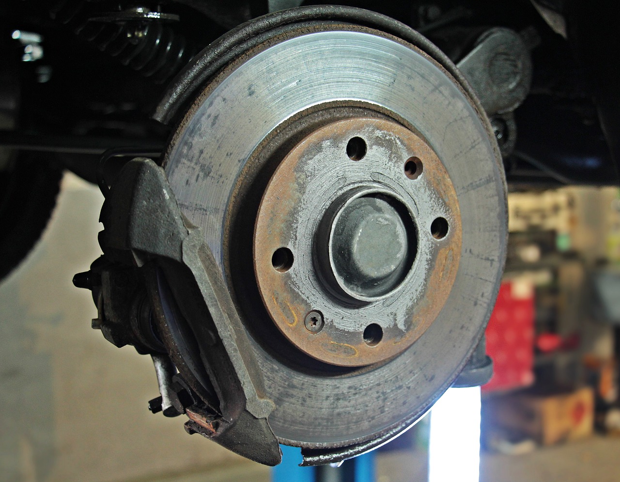 auto repair shop, workshop, brake disc-1954643.jpg